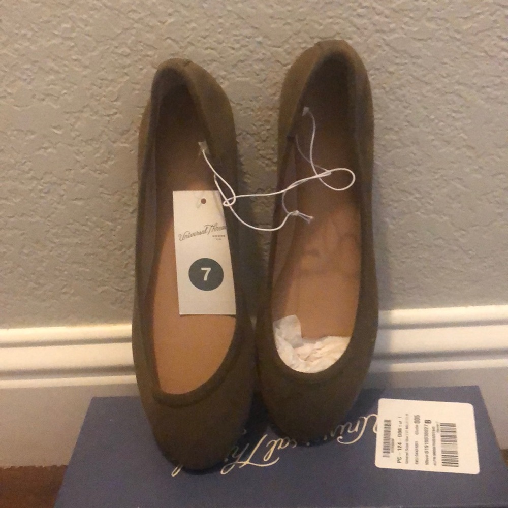 Universal thread ballet flats
